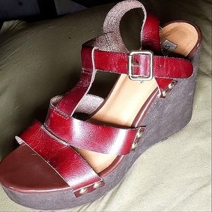Steve Madden Burgundy leather strap wedge sandals with gold rivets. Sz 7.5.
